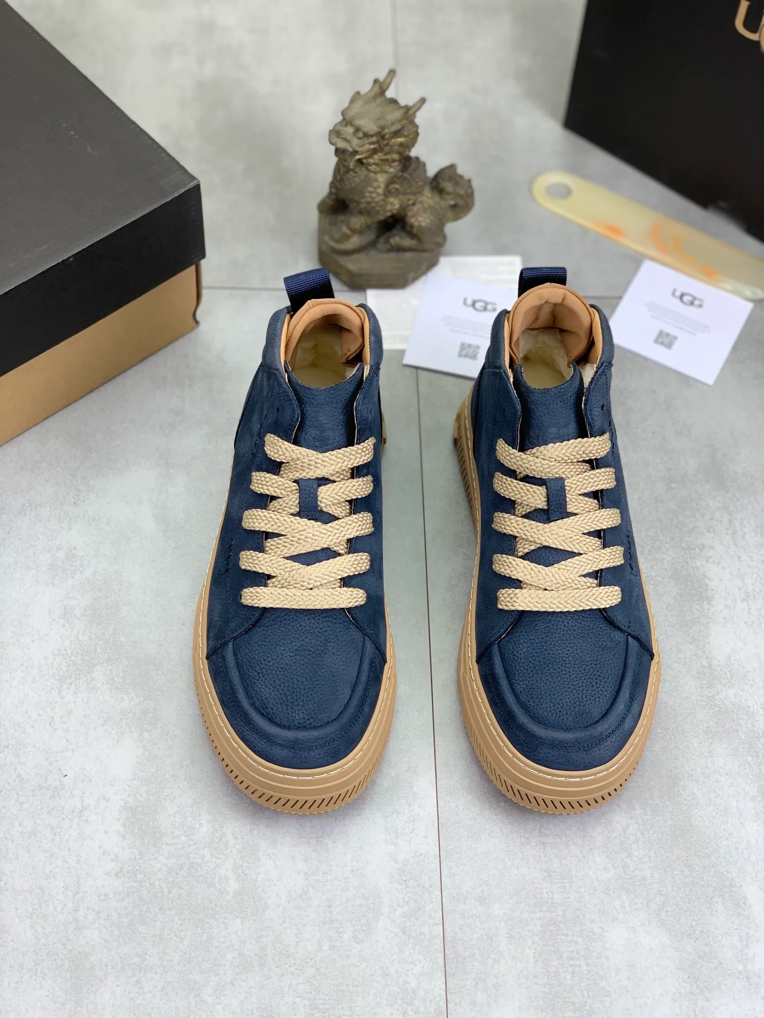 Men's Men's Shoes P620 [New Style] 💰 🆘 "Real Wool" [UGG] 👉 Popular men's shoes official website synchronization 🔰 Genuine quality [proud] is not comparable to the imitations in the general market 🌀 The upper is imported Italian frosted cowhide, and the lining: foot pad 🅰️ grade 🐑 real wool 👻 Only Grade A can show the effect The hand feels smooth and delicate 🔱The shoe shape is grand, only genuine factories can achieve it 🎄The perfect toughness of the original outsole 👻⬛️ allows customers to bid farewell to one-time consumption. Real wool lining, super warm. 4⃣️Color options available Size: 38-44